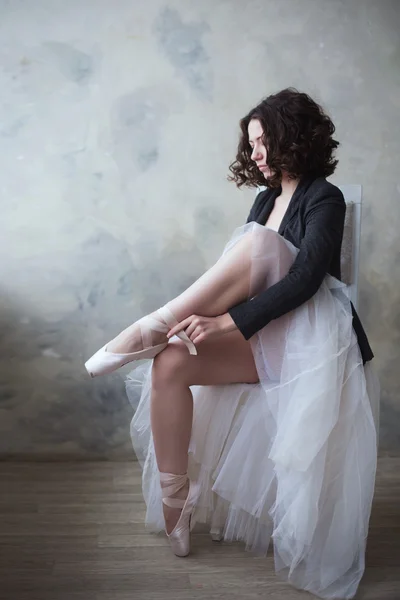 Jovem bailarina ou dançarina usar seus sapatos de balé — Fotografia de Stock
