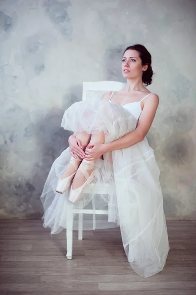 Jeune ballerine ou danseuse fille porter sur ses chaussures de ballet — Photo