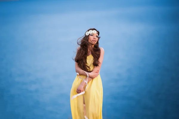 Chica de pie en la playa contra el cielo y el mar —  Fotos de Stock