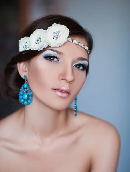 Retrato de chica con hermoso maquillaje —  Fotos de Stock