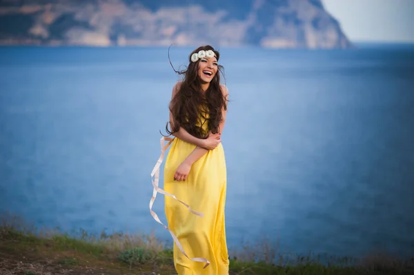 Una chica está de pie en el fondo del mar y sonriendo, estilo de vida —  Fotos de Stock