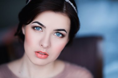 Makyaj ve saç modeli ile güzel bir elbise genç bir esmer kadın portresi