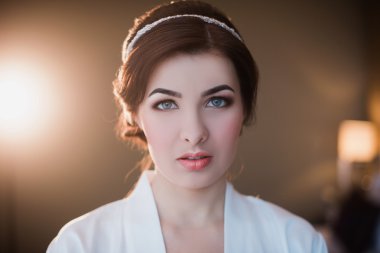 Makyaj ve saç modeli ile genç bir esmer kadın portresi