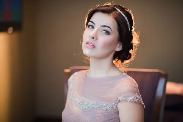 Makyaj ve saç modeli ile güzel bir elbise genç bir esmer kadın portresi