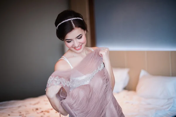 Gadis cantik mencoba gaun pengantin merah muda — Stok Foto