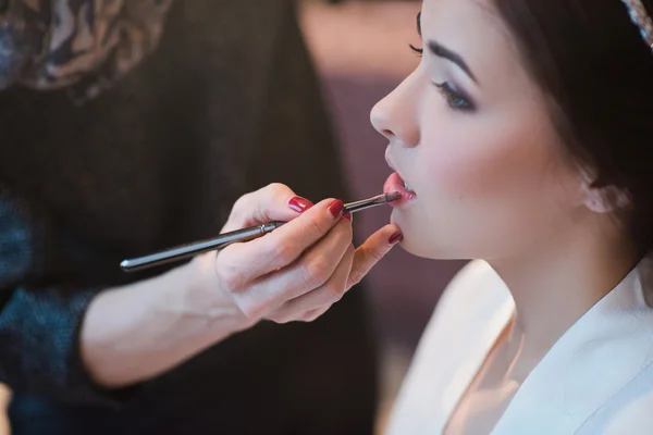 Woman with beautiful hairstyle doing makeup — Stock Photo, Image