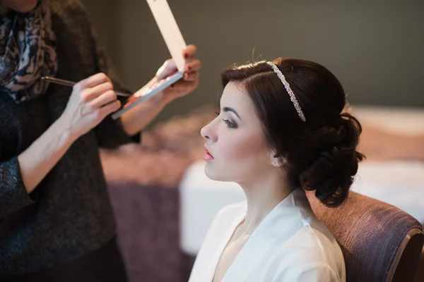 Mulher com penteado bonito fazendo maquiagem — Fotografia de Stock