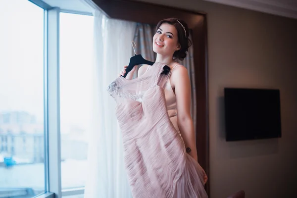 Gadis cantik mencoba gaun pengantin merah muda — Stok Foto