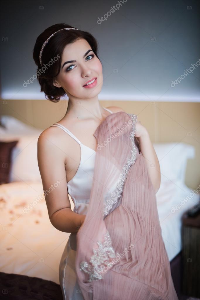 hermosa chica intenta encendido un vestido de novia color rosa