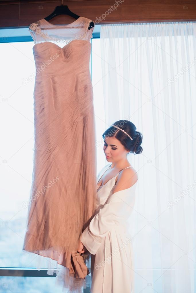 hermosa chica intenta encendido un vestido de novia color rosa
