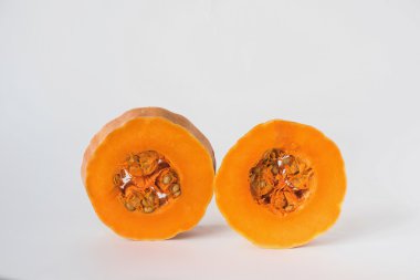 Beyaz bir arka plan üzerine dilimlenmiş kabak