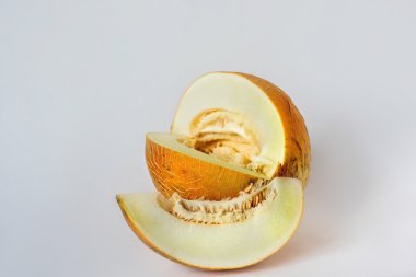 Beyaz bir arka plan üzerine dilimlenmiş kavun