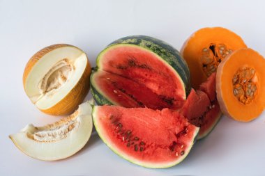 Kavun, karpuz ve beyaz bir arka plan üzerine dilimlenmiş kabak