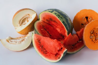 Kavun, karpuz ve beyaz bir arka plan üzerine dilimlenmiş kabak