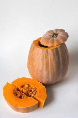 Beyaz bir arka plan üzerine dilimlenmiş kabak