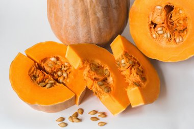 Beyaz bir arka plan üzerine dilimlenmiş kabak