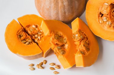 Beyaz bir arka plan üzerine dilimlenmiş kabak