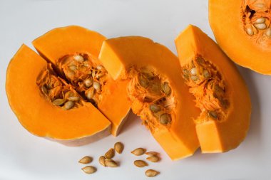 Beyaz bir arka plan üzerine dilimlenmiş kabak