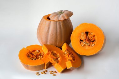 Beyaz bir arka plan üzerine dilimlenmiş kabak