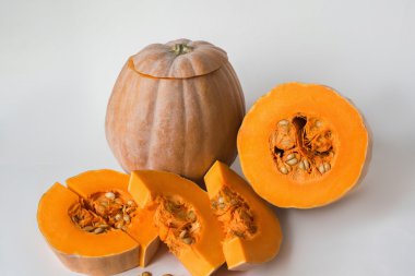 Beyaz bir arka plan üzerine dilimlenmiş kabak