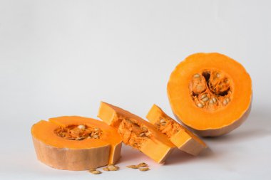 Beyaz bir arka plan üzerine dilimlenmiş kabak