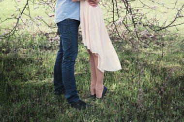 Topuklu bacaklar adam yanındaki genç kızın güzel bacaklar