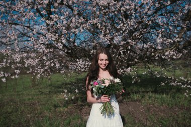 Çiçek açan ağaçlar kadında