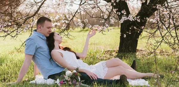 Stunning sensual outdoor portrait of young stylish fashion couple — Stock Photo, Image
