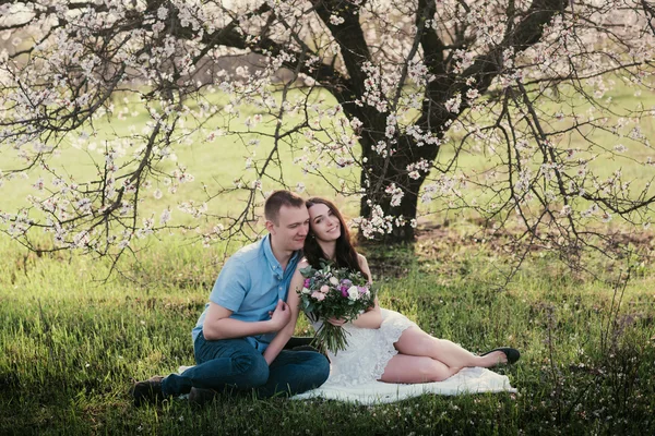 Jovem casal sentado na primavera natureza close-up retrato — Fotografia de Stock