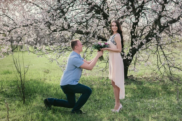 Porträtt av en man gömmer en blombukett att överraska till en kvinnlig — Stockfoto