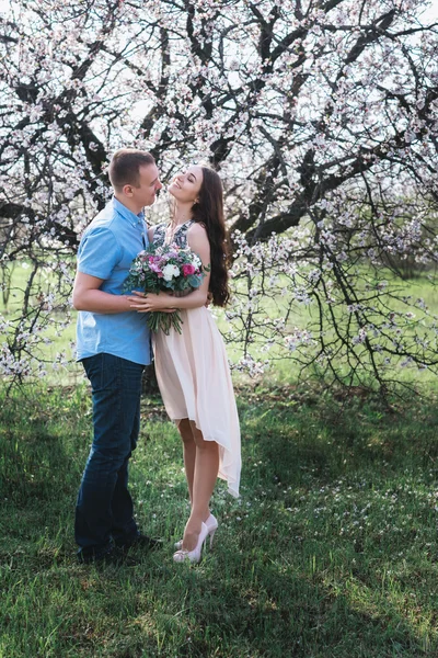 Impresionante retrato sensual al aire libre de pareja de moda con estilo joven —  Fotos de Stock