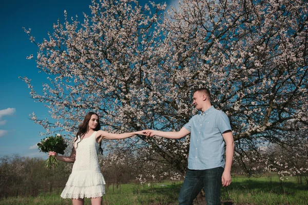 Красива молода пара танцює і розважається на фоні блакитного неба — стокове фото