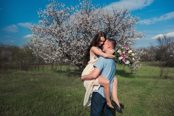 Jovem casal apaixonado ao ar livre — Fotografia de Stock