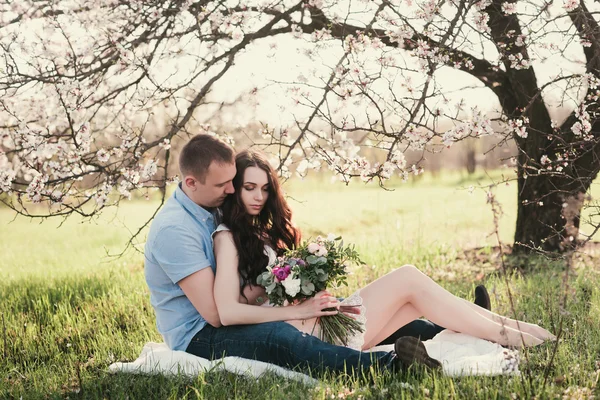 Young couple sitting in spring nature close-up portrait — 스톡 사진