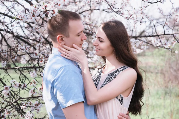 Jovem casal sentado na primavera natureza close-up retrato — Fotografia de Stock