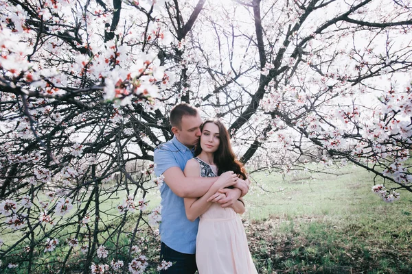 Jovem casal apaixonado ao ar livre no fundo do céu azul . — Fotografia de Stock