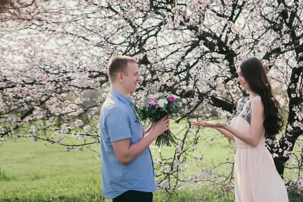 Retrato de un hombre escondiendo un ramo de flores para sorprender a una mujer —  Fotos de Stock