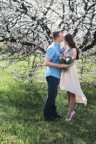 Pareja joven enamorada al aire libre sobre fondo azul cielo . —  Fotos de Stock