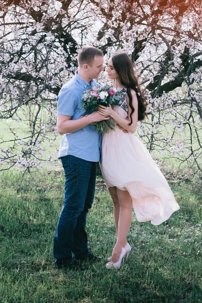 Pareja joven enamorada al aire libre sobre fondo azul cielo . —  Fotos de Stock