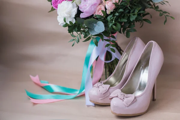 Όμορφη γαμήλια παπούτσια με ψηλά τακούνια και ένα μπουκέτο από πολύχρωμα λουλούδια — Φωτογραφία Αρχείου