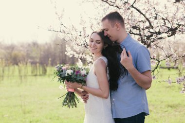 Açık havada aşık genç bir çift