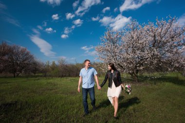 Güzel genç çift dans ve mavi gökyüzü arka plan üzerinde having fun