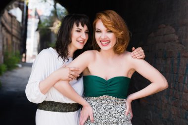 İki güzel kadın konuşuyor, gülüyor