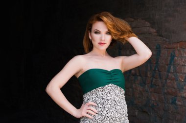 Kızıl saçlı güzel bir kadının portresi.