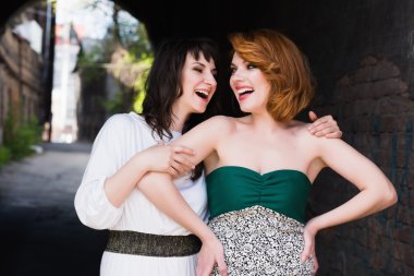 İki güzel kadın konuşuyor, gülüyor