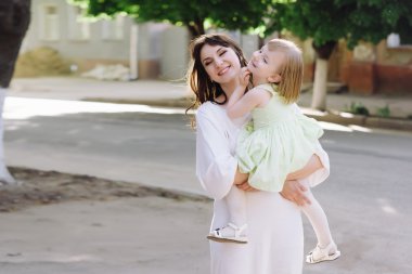 Portre genç anne ile kızı niteliğine