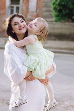 Portre genç anne ile kızı niteliğine