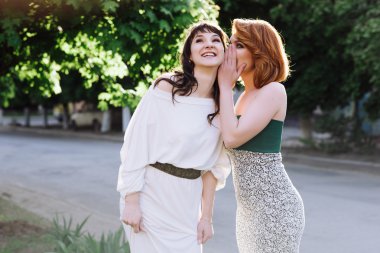 İki güzel kadın konuşuyor, gülüyor