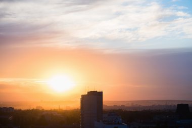 Bulutlu renkli gün batımı