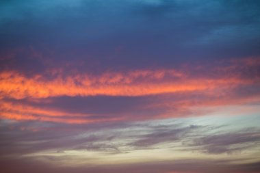 Bulutlu renkli gün batımı